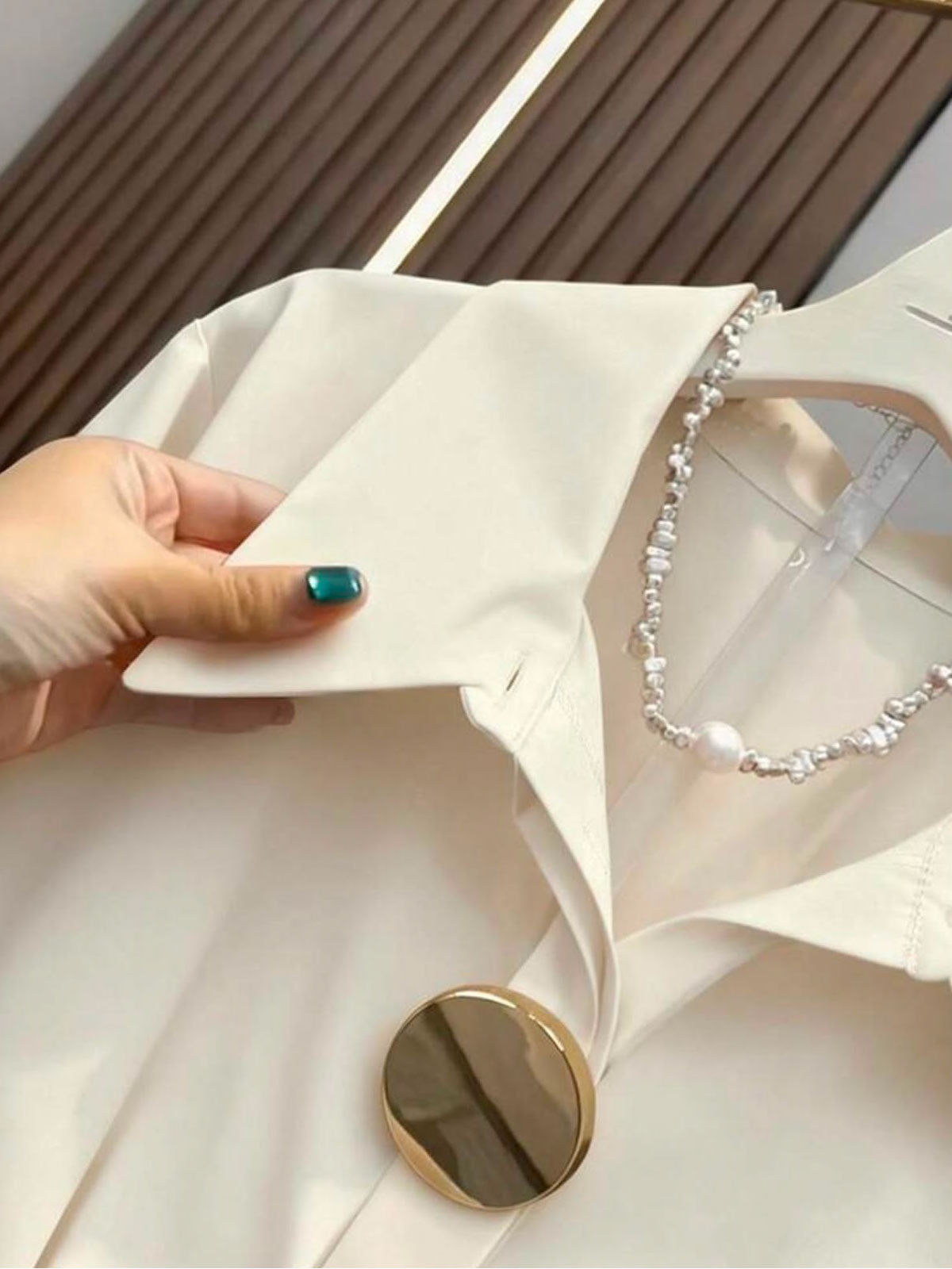 White Top with Bold Button Style – DS11