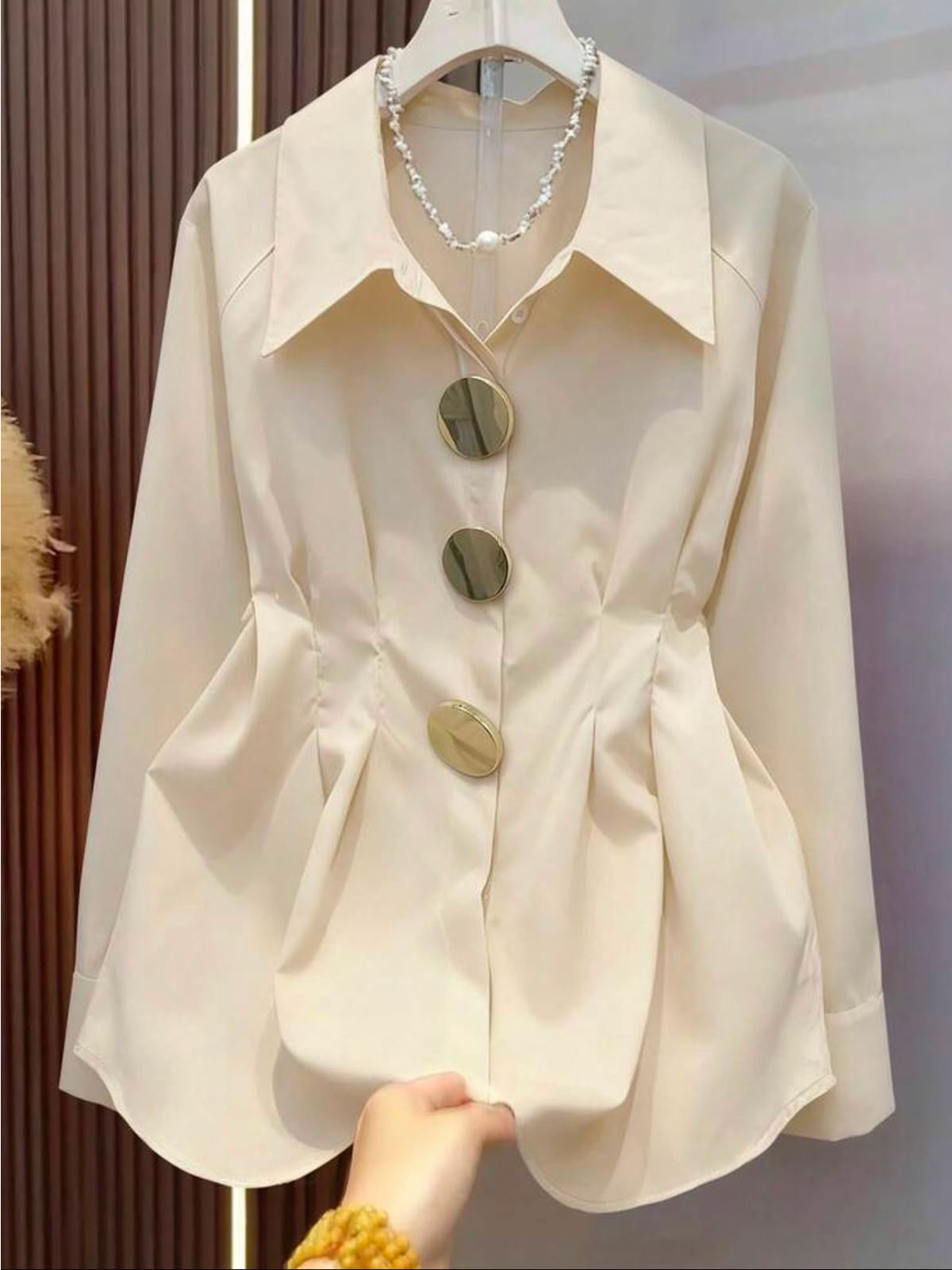 White Top with Bold Button Style – DS11